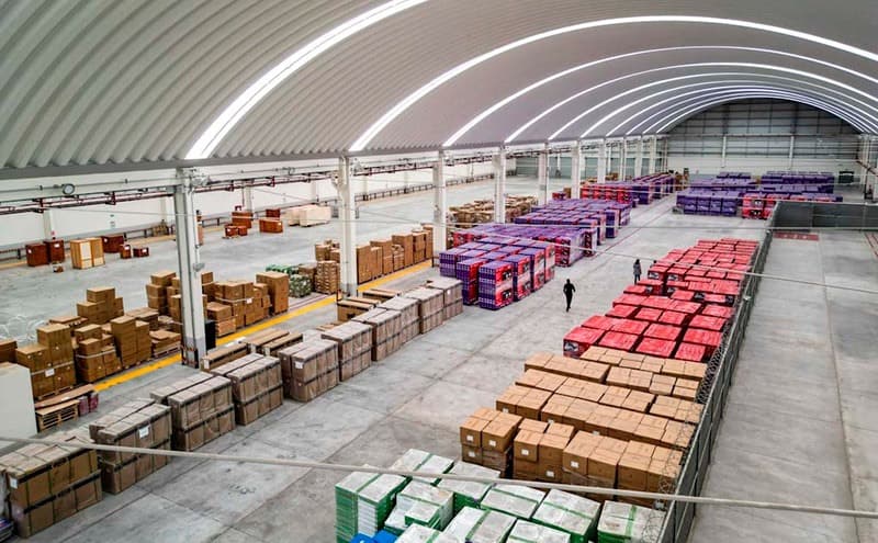 Interior de almacén con muelle de carga y operación de cross-dock
